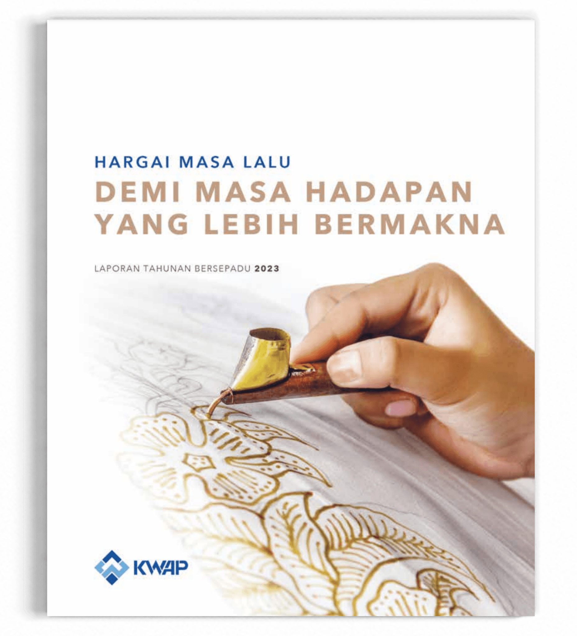 Kulit hadapan Laporan Tahunan Bersepadu 2023 KWAP, menampilkan tangan melukis batik dengan canting