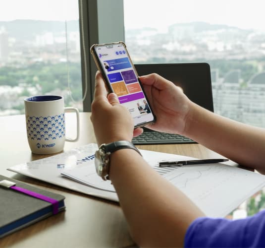 Aplikasi mudah alih MyPesara dipaparkan pada telefon pintar